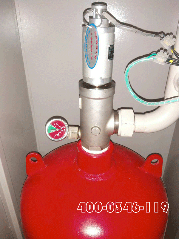 安装二氧化碳气体灭火系统通常会使用哪种启动方式?